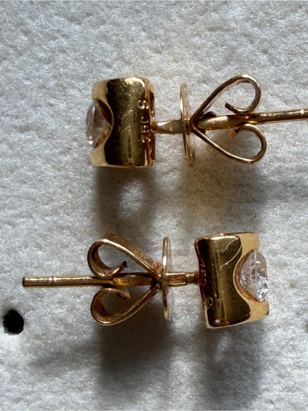 18K Yellow Gold 750 Heart Shaped Diamond Stud Earrings - Picture 3 of 5